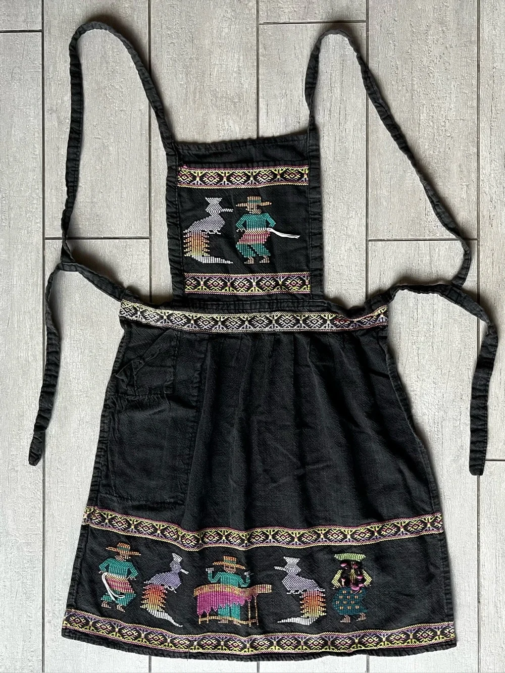 Vtg 70's‎ South American Dancers Hand Embroidered Apron Black Cotton Tie Back